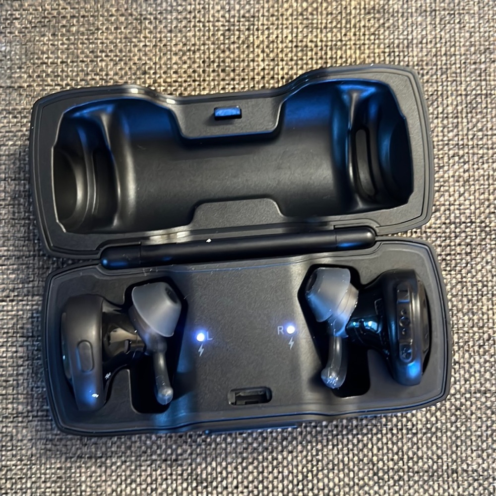 Rarely used Bose Soundsport earbuds. Work perfectly.